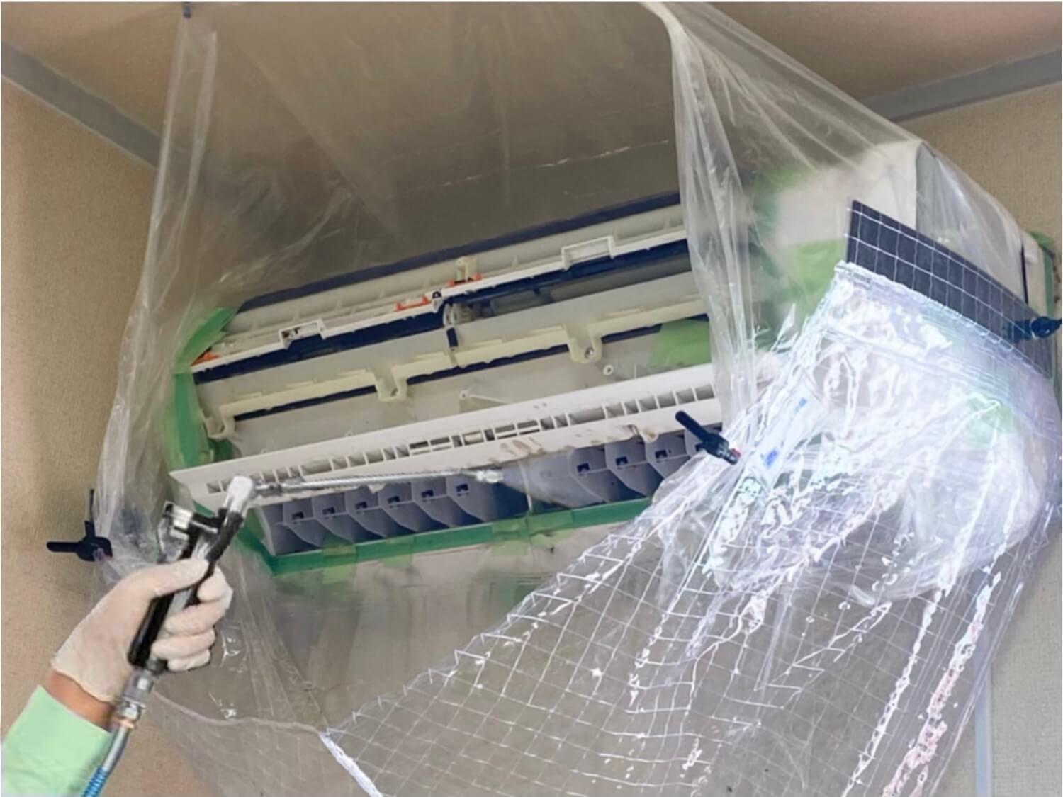 ほうきとバケツとチリトリで掃除