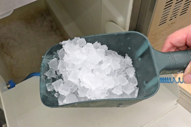 製氷機から氷をとっている