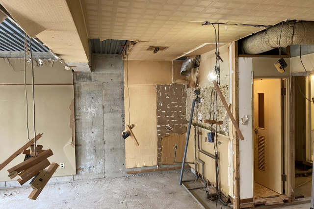 スケルトン工事をしている現場