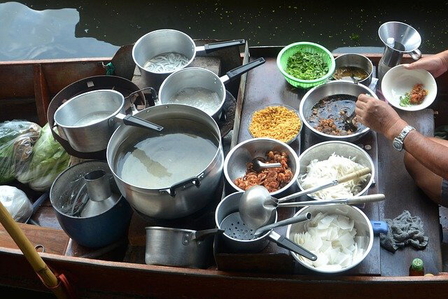 色々な調理機器に食材を入れている